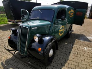 Fordson E83W Panel Van mit Pubtheke